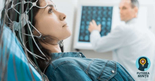 Întinerirea Creierului prin Stimularea Electrică - tanara cu senzori si eletrozi pe cap